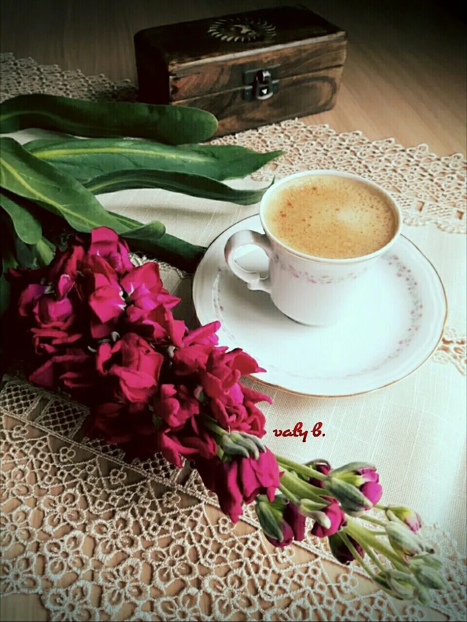 Картинка доброе утро с кофе и цветами. Кофе и цветы. Кофе с цветами. Чашечка кофе и цветы. Чашечка кофе с цветами.