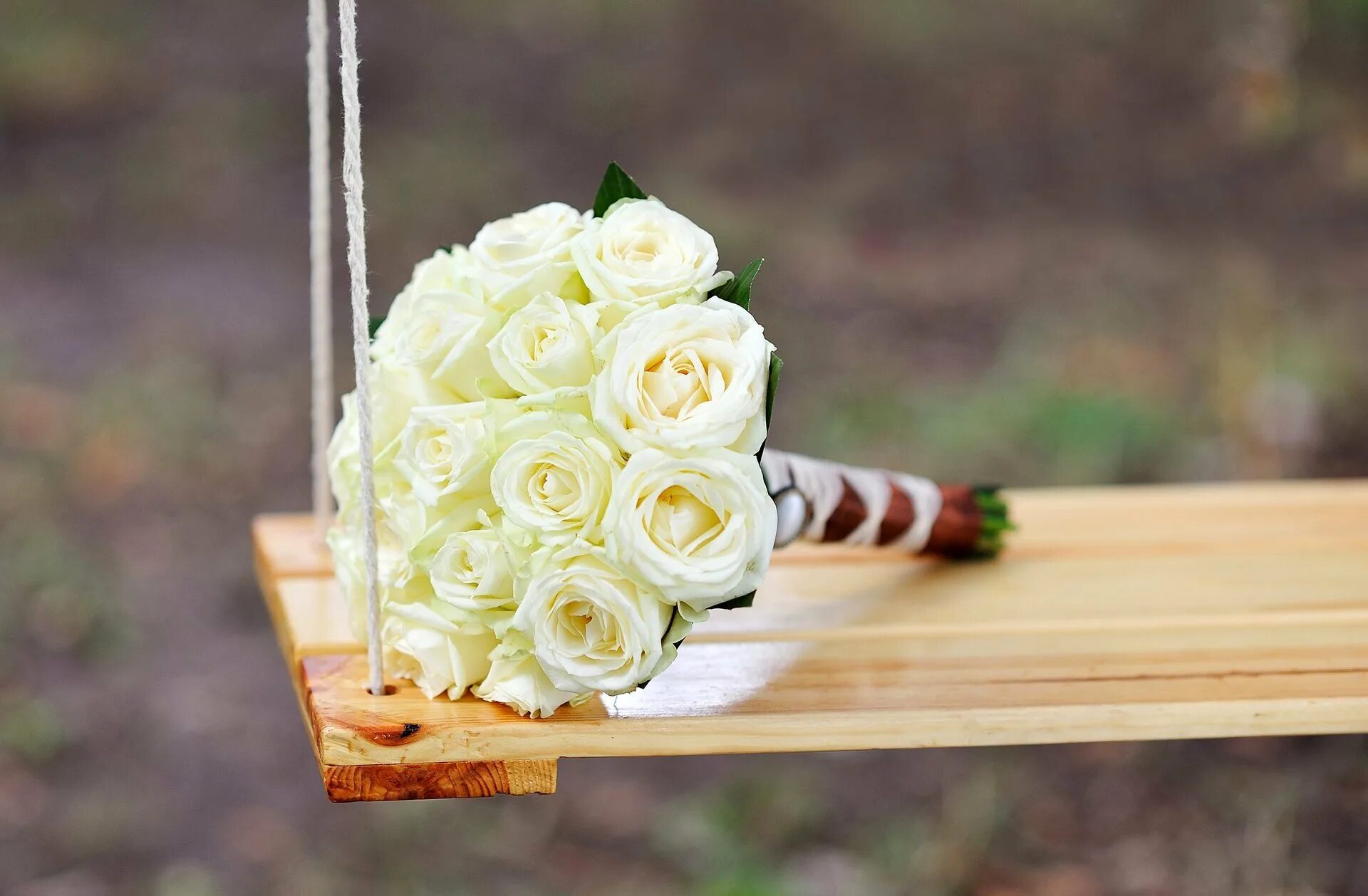 Свадебный букет. Шикарный букет белых роз. Красивый букет из белых роз. Свадебный букет белый.