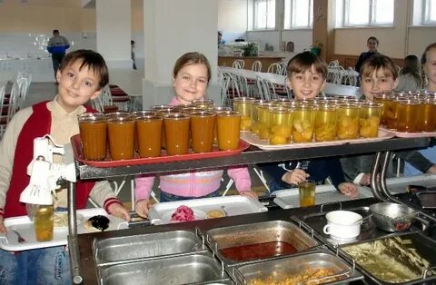 В школьной столовой два стакана компота три