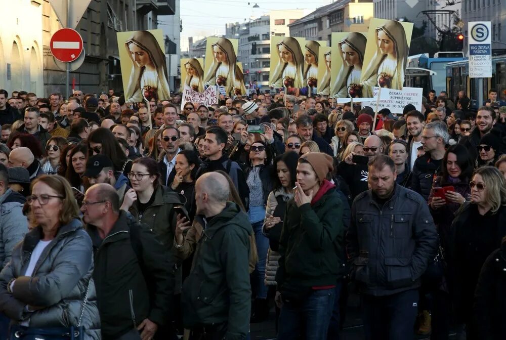 Почему бастует европа. Митинг в Хорватии. Девушки протестующие в Европе из Украины. Фото протестующих в Европе. Самое большое собрание людей в Европе протестов.