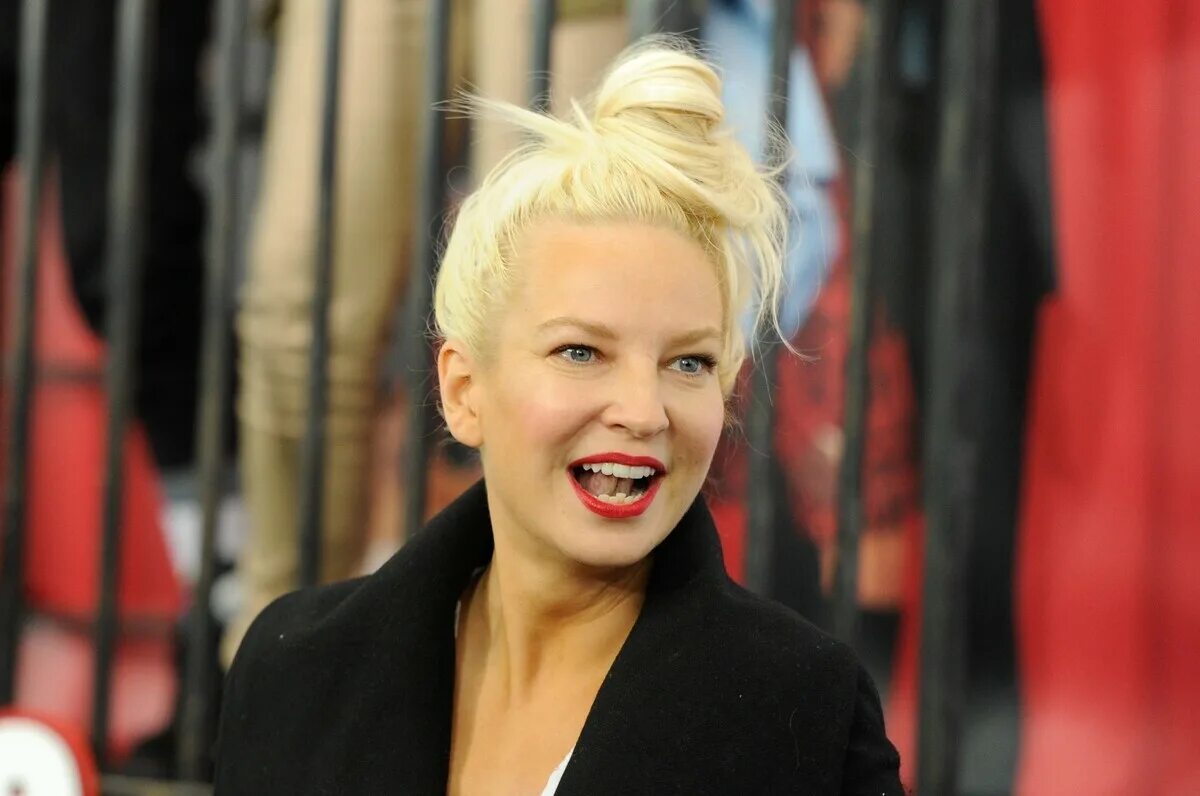 Как выглядит певица. Sio певица. sia певица. sia исполнительница. sia фото.