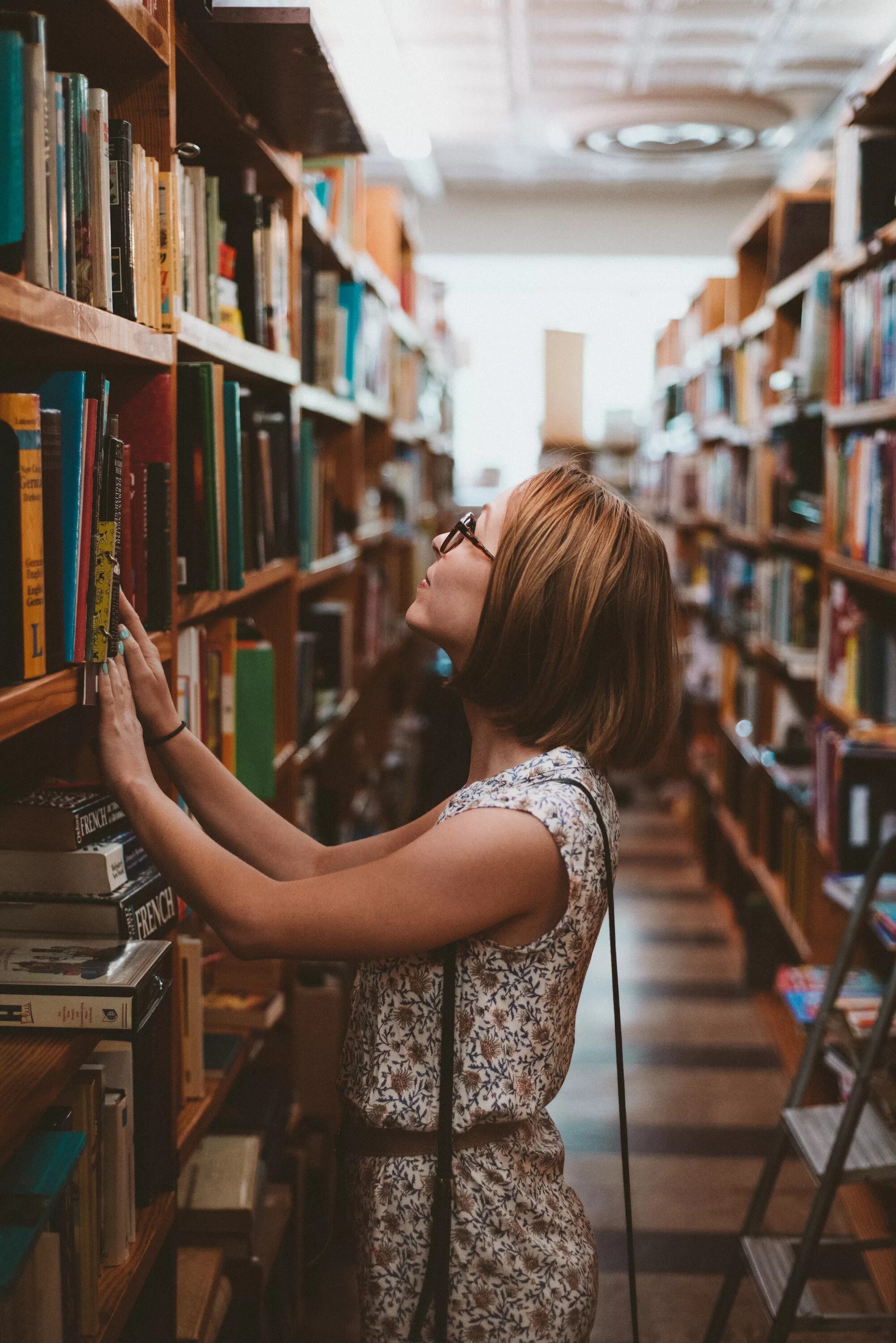 Книжные библиотеки читателей. Фотосессия в библиотеке девушка. Фотосессия в библиотеке идеи. Читатели в библиотеке. Много книг.