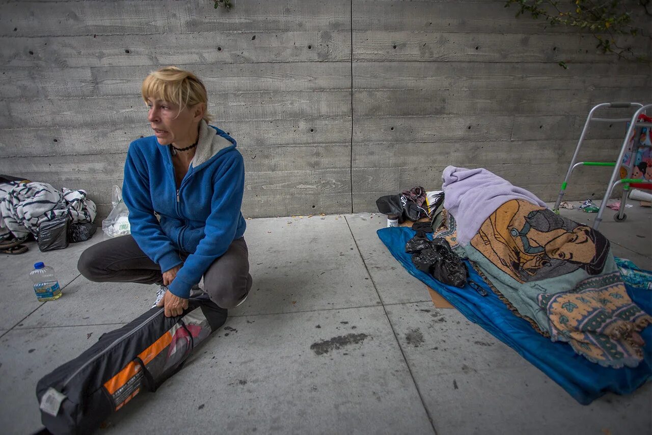 Homeless women. Красивые американские бездомные женщины.