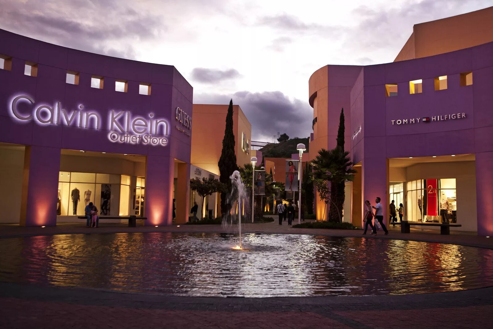 Аутлет сочи. Аутлеты. аутлет вывеска. аутлеты в мексике. premium outlets punta norte.