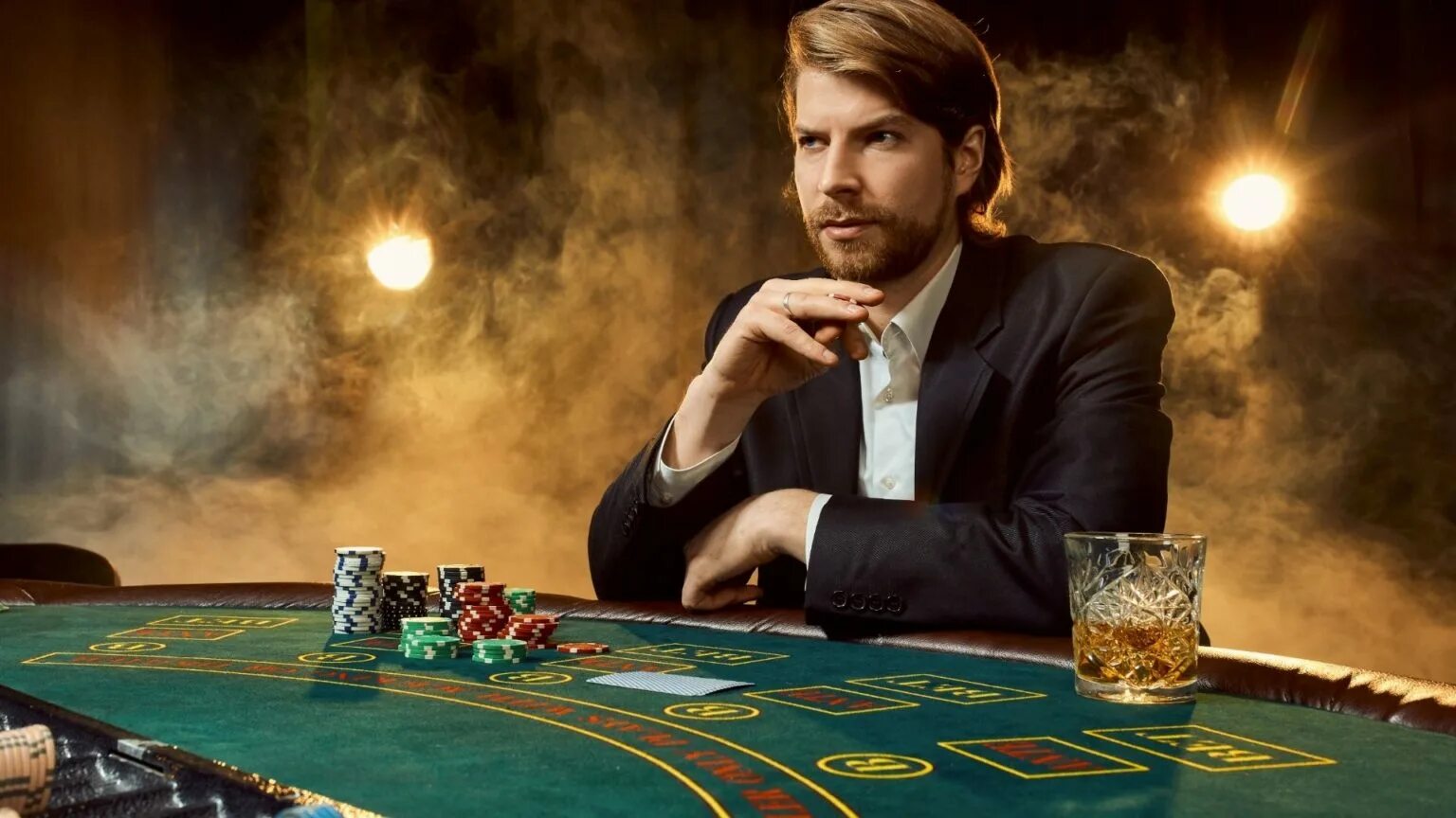 Включи 3 игрока. Мужчина в казино. Человек сидит в казино. Игрок в казино. Человек за столом казино.