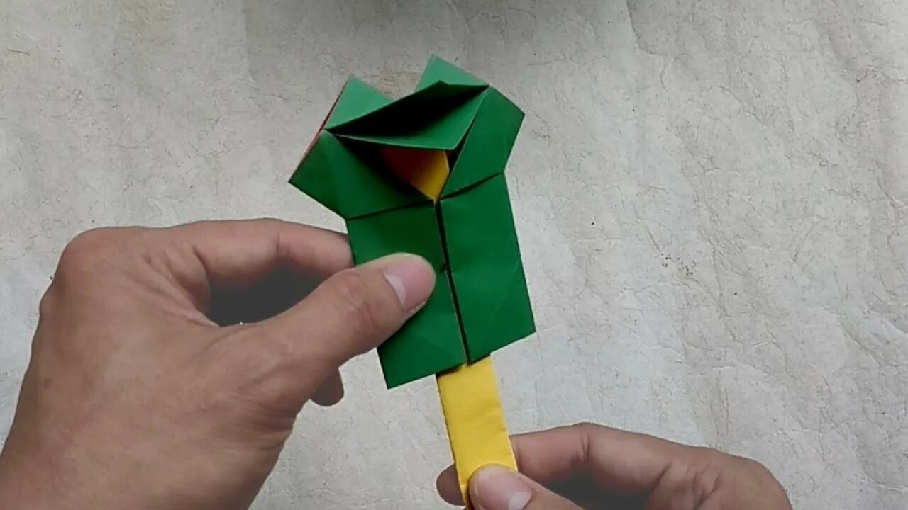 Двигающиеся оригами из бумаги. Лягушка на палочке из бумаги. Игрушки оригами для детей. Оригами квакающая лягушка. Игрушки оригами для детей двигающиеся.