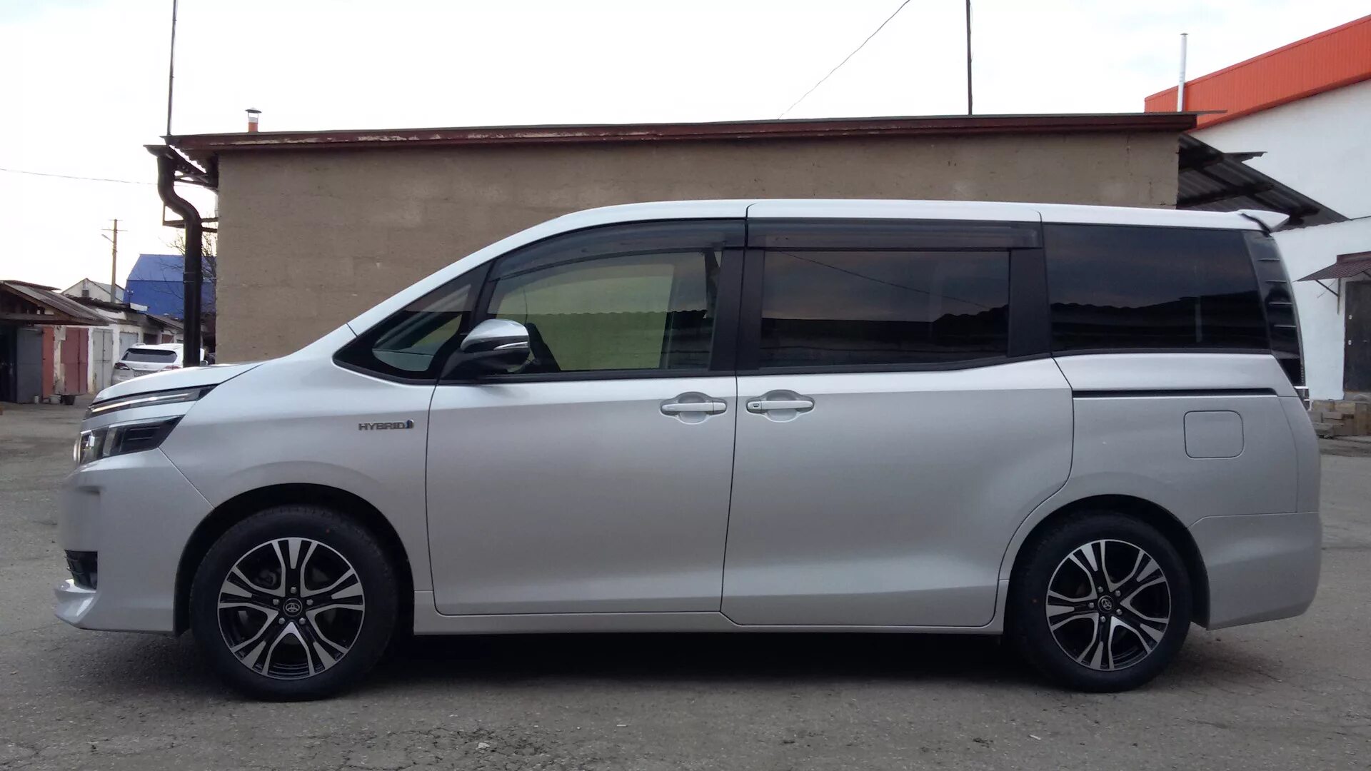 Toyota voxy stance. Voxy r18. Toyota voxy на 17 колесах. Литье тойота вокси 2003. Тойота вокси 1 диски.