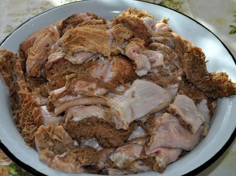 Вареная говядина кусочками. Для собак натуралка вареное мясо. Вареное мясо. Рубец говяжий неочищенный. Вареное мясо для собаки.
