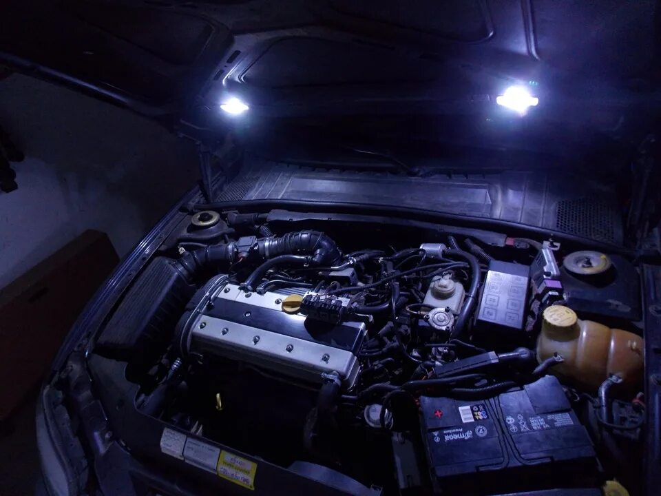 Освещение подкапотного пространства. Подсветка подкапотного пространства на mitsubishi pajero 4. креста 90 подсветка подкапотки. подсветка подкапотки туарег 1 поколения. подсветка подкапотного пространства.