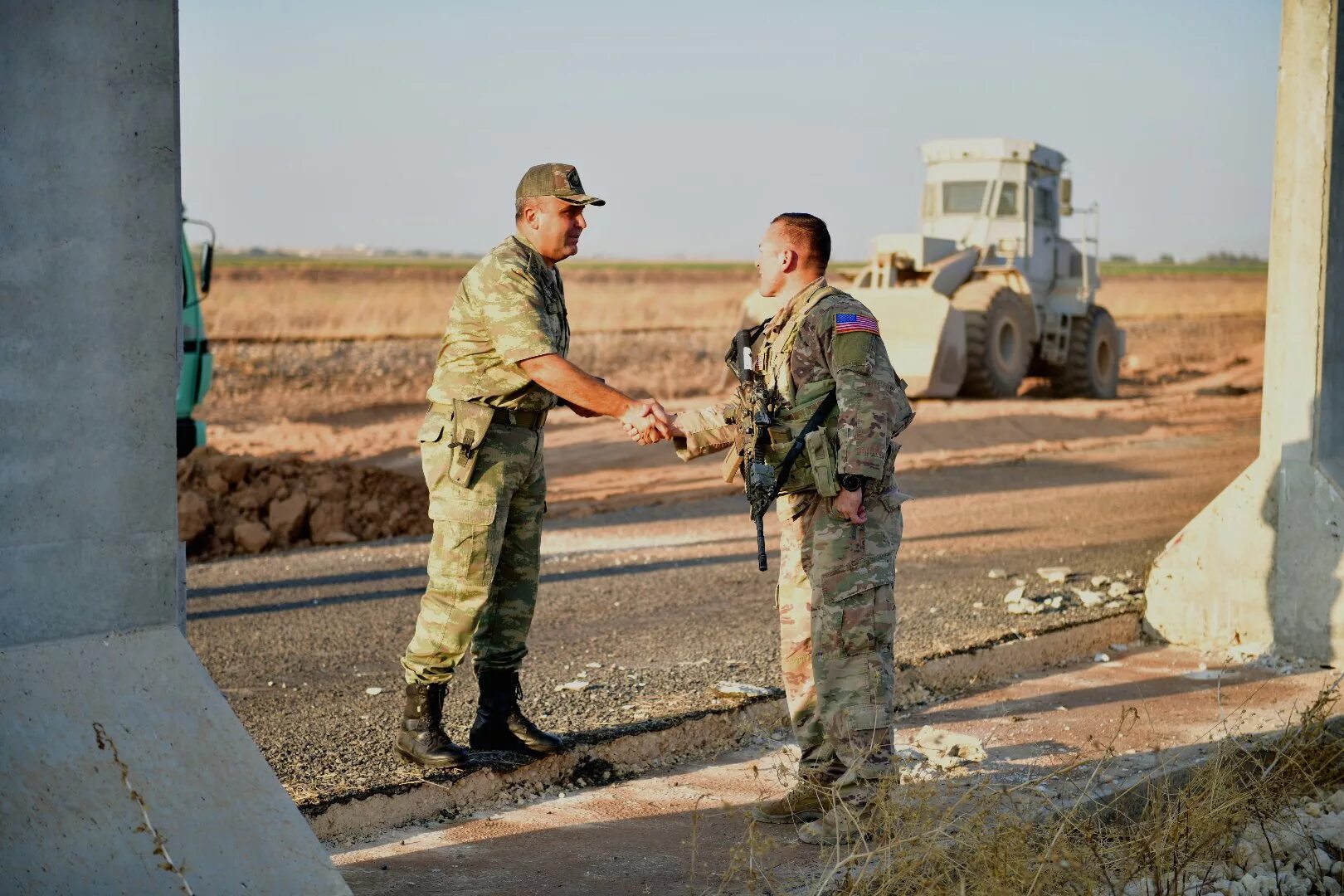 Операция в сирии год. Военные в Сирии. Российские и американские военные в Сирии. Российские войска в Сирии. Войска США И РФ В Сирии.