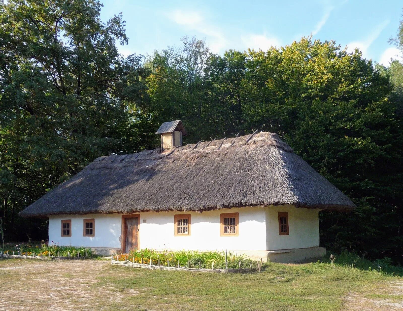 Серы хата. Млиев Украина. Хата. Киев хаты. Мазанки на Украине под Киевом.