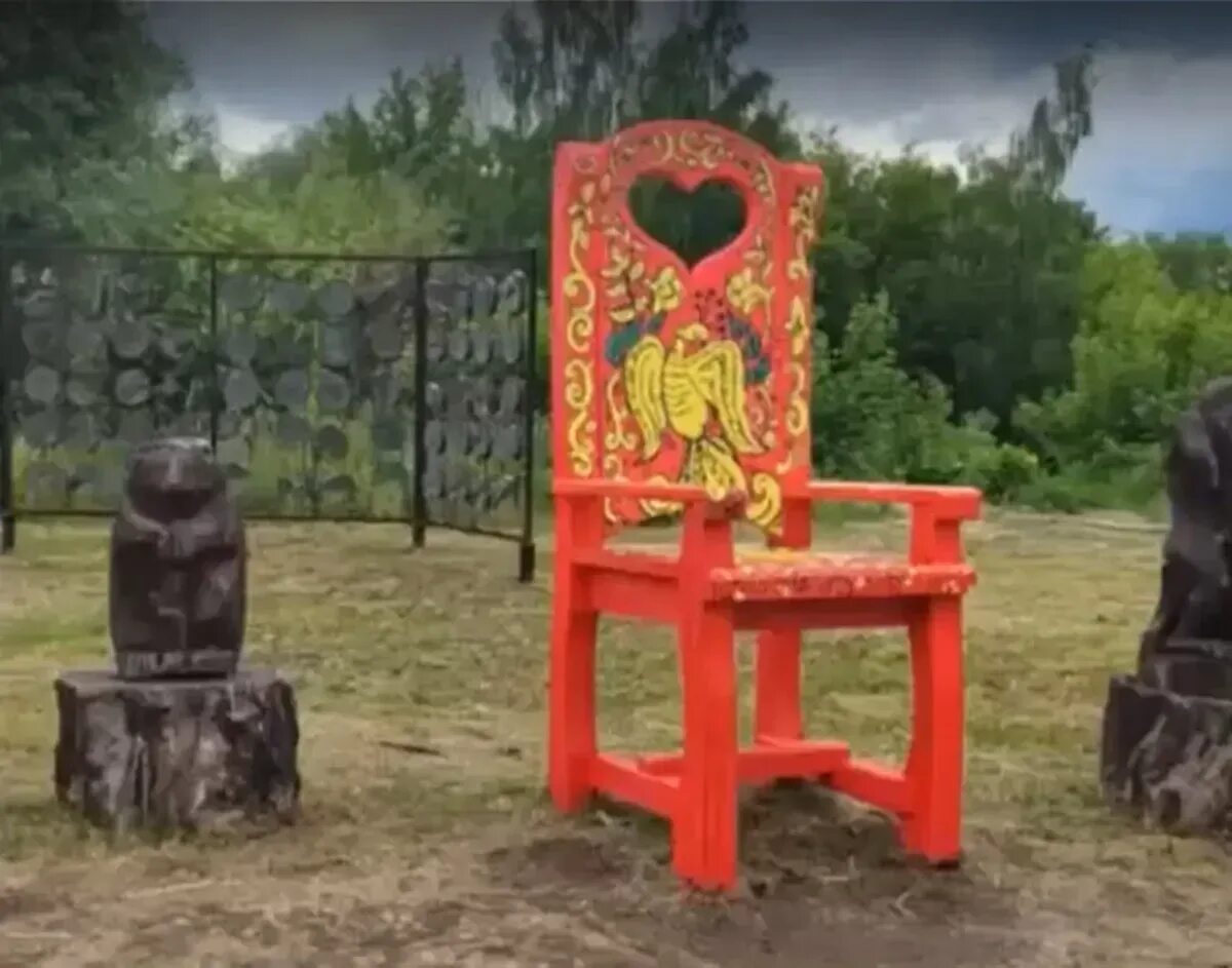 Стул в искусстве шемякин 2010. Табуретка на вднх. Памятник табурету в москве. Табурет вднх. Табуретка на вднх.