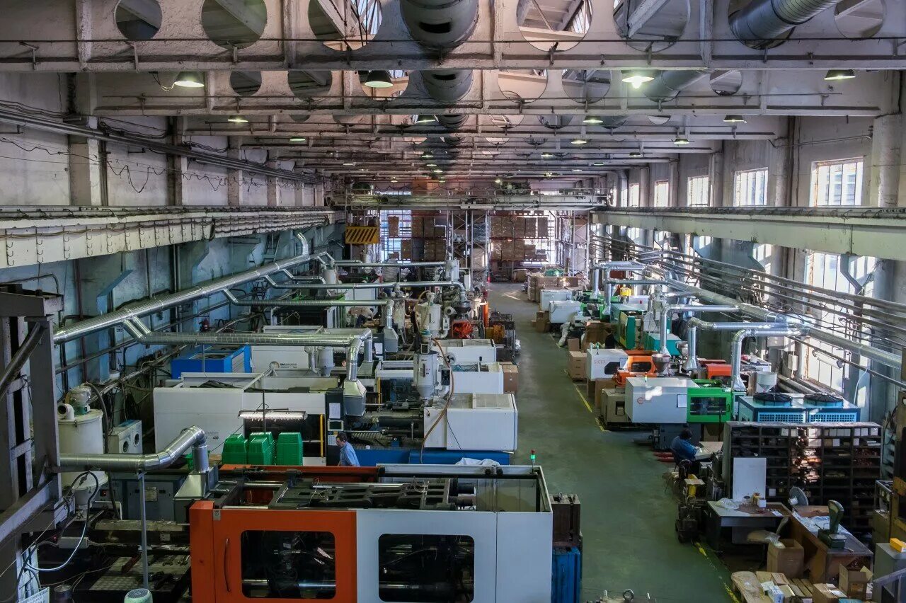 цех литья пластмасс. турбодеталь наро фоминск. производство пластмасс. пластиковый завод москва. цех пластмасс.