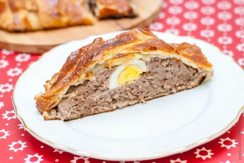 Мясной пирог в духовке из слоеного теста. Пирог мясной слоеный. мясной пирог из слоеного. пироги с мясом из слоеного теста. пирог из слоёного теста с фаршем.