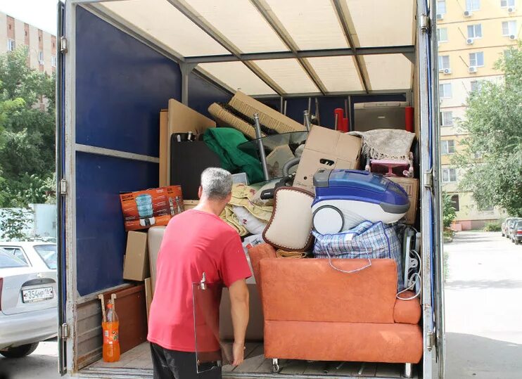 Мусор на столе старый. Вывезем вещи. Старые ненужные вещи. Вывезем ненужные вещи бесплатно. Утилизация старой мебели.