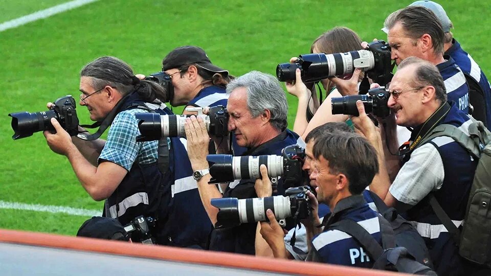 Sporting day. Спортивный журналист. День спортивного журналиста. Спортивный фотокорреспондент. Фотограф на футболе.