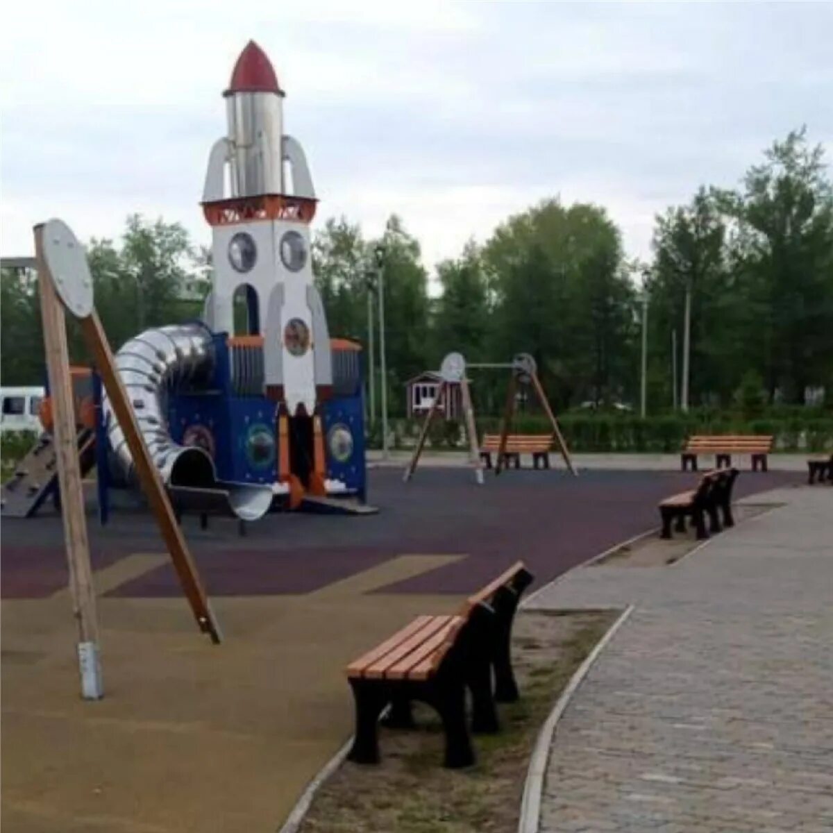 Сквер космонавтов. Сквер космонавтов красноярск. сквер пограничников красноярск. сквер с лавочками. сквер космонавтов красноярск фото.