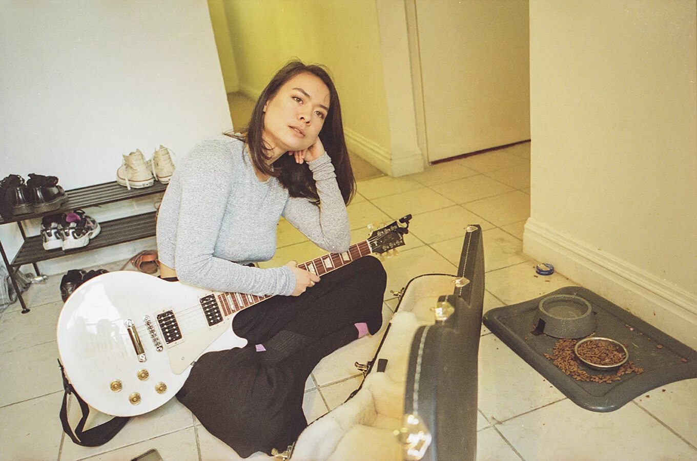 Митски исполнительница. Mom i m tired mitski. Mitski без макияжа. Лицо mitski. Mom i m tired mitski.
