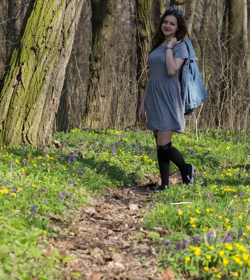 Толстожопая в лесу. Толстожопая в лесу. Женщина на природе. Девушка в лесу. Толстожопая в лесу.