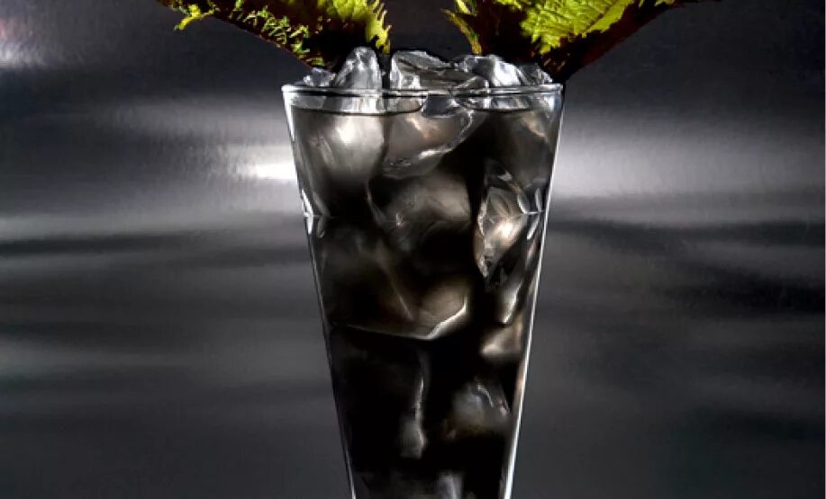 Black cocktail. Черный коктейль. Черный коктейль Эстетика. Коктейль черного цвета. Алкогольные коктейли темный.