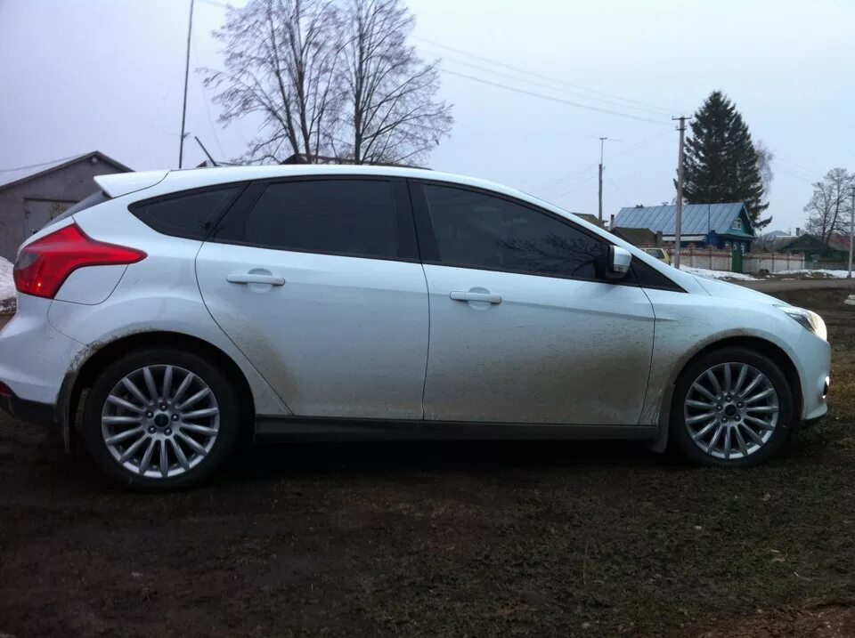 Форд фокус 3 на белых дисках r16. Ford focus 3 r17. Ford focus 3 r17. Форд фокус r17. Форд фокус 3 на 17 колесах.