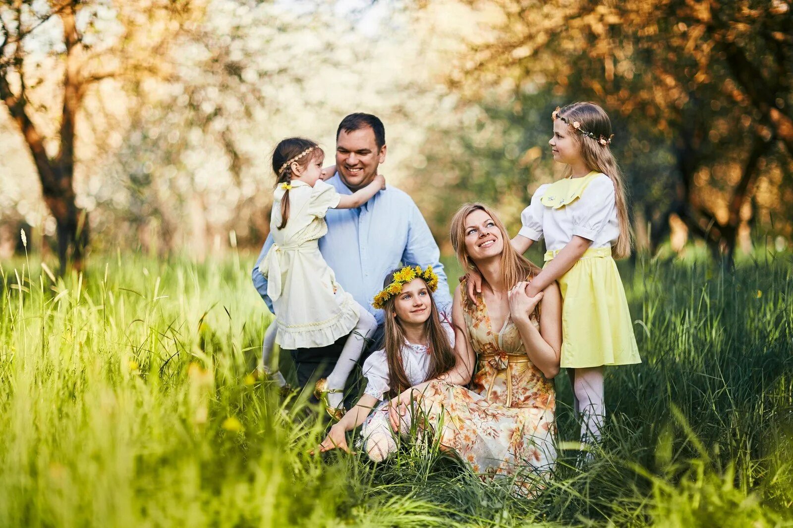 Примеры семей россии. Семейная фотосессия на природе. Фотосессия семьи на природе. Счастливая семья. Счастливая семья на природе.