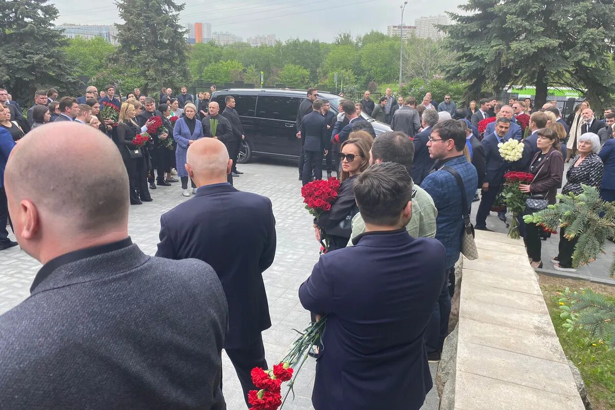 Гурцкая закрыли зонтами, маму вели под руки: кадры похорон Петра Кучеренко