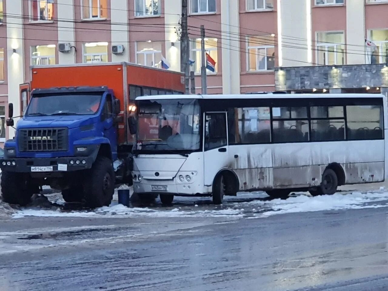 Пермь уральский автобус. Урал автобус. УАЗ Каменск-Уральский. Проходная УАЗА Каменск-Уральский. Автобусы Каменск-Уральский фото.