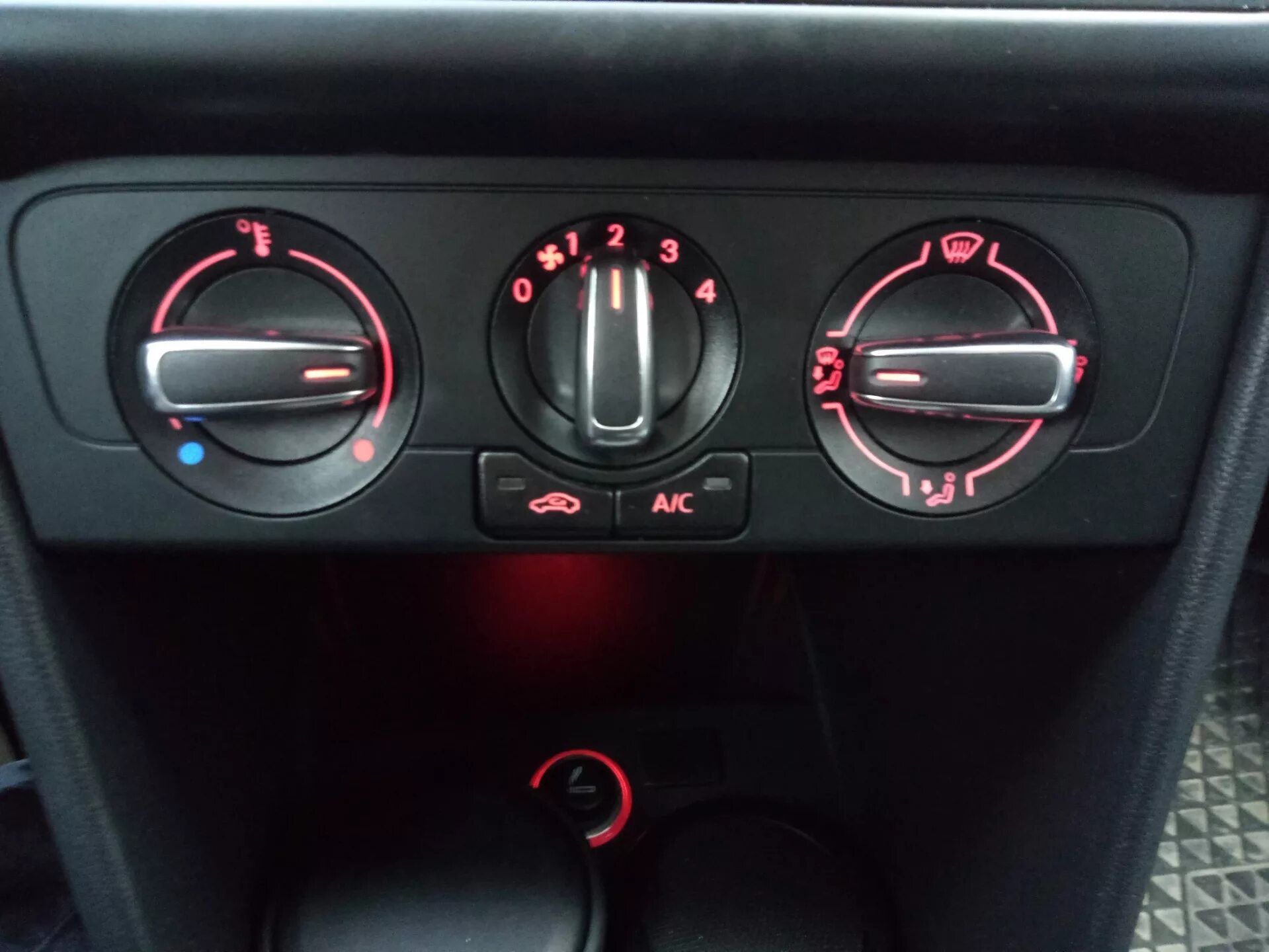 Ручки управления отопителем фольксваген поло. Vw polo блок управления печки. Ручки блока управления отопителем vw polo sedan. Блок отопителя на vw polo. Блок печки фольксваген поло.