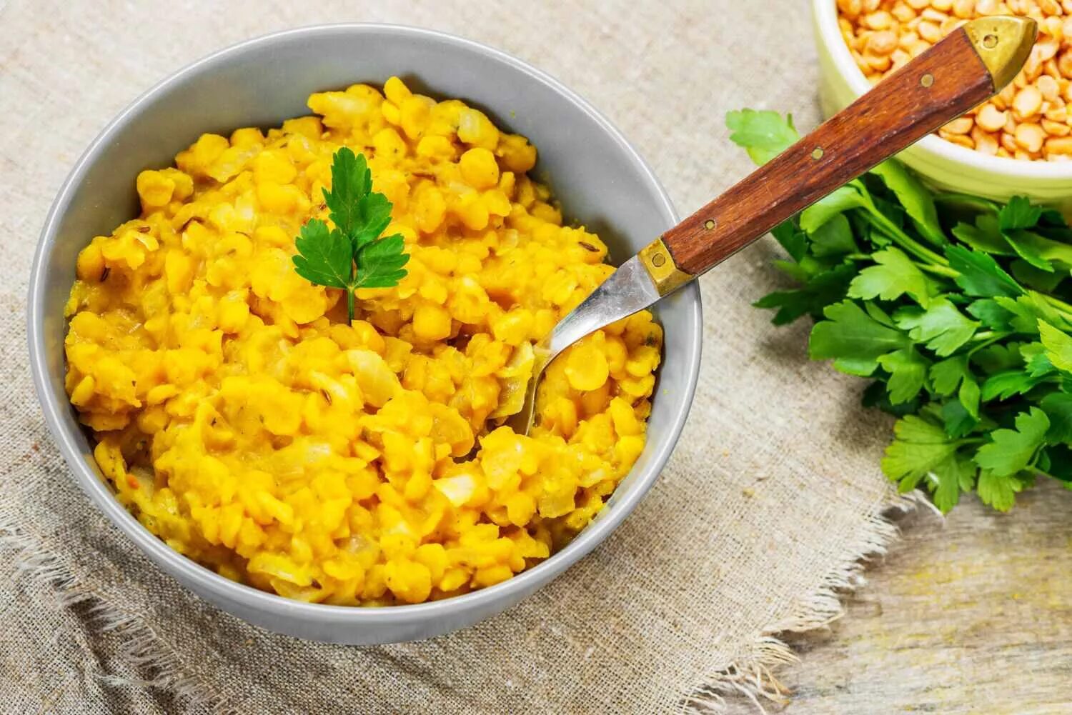 Гороховая каша из колотого гороха. Yellow Dhal крупа. Горох каша. Горох гарнир. Горох желтый блюдо.