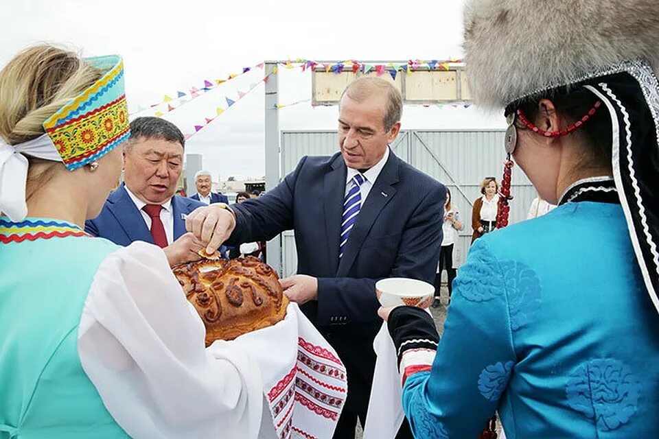 Встречают с хлебом и солью. Президента встречают рушник хлеб соль. Хлеб соль Новонукутский. Хлебом-солью отгоняли нечистую силу. Почему встречали хлебом солью на руси