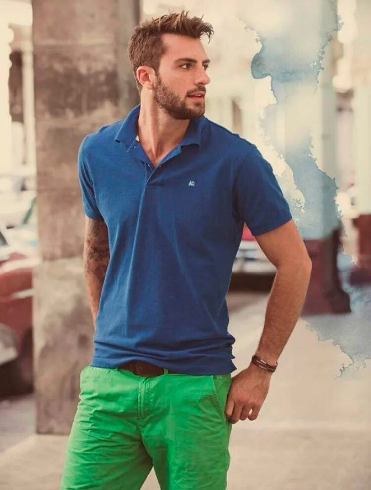 Синие брюки белая рубашка. Одет в синюю футболку. Классические футболки мужские. Одет в синюю футболку. Fruit of the loom поло мужское.