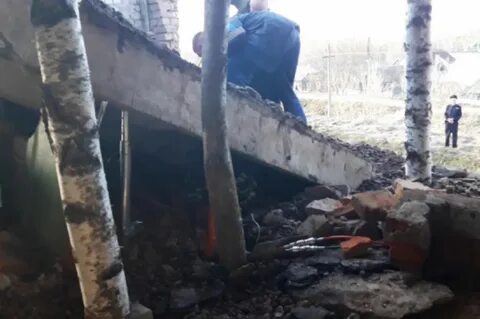 Ногу придавило обрушившейся конструкцией