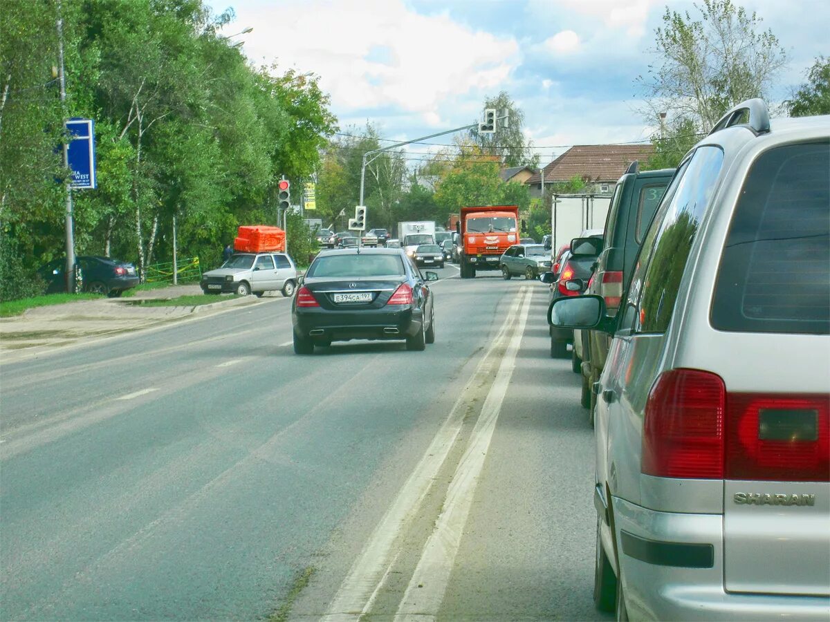 Выезд на встречную полосу. Выезд на полосу встречного движения. Движение по встречке. Машина по встречке.