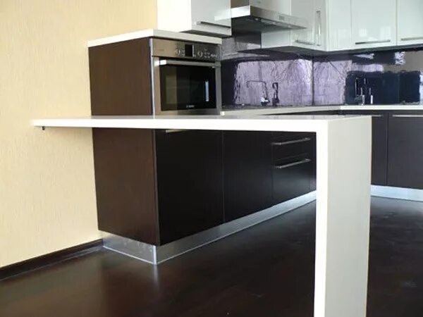 барная стойка с микроволновкой. встраиваемая микроволновка на столешнице. микроволновка встроенная в угол кухни. кухонный гарнитур с духовым шкафом на уровне столешницы. столешница над духовым шкафом.