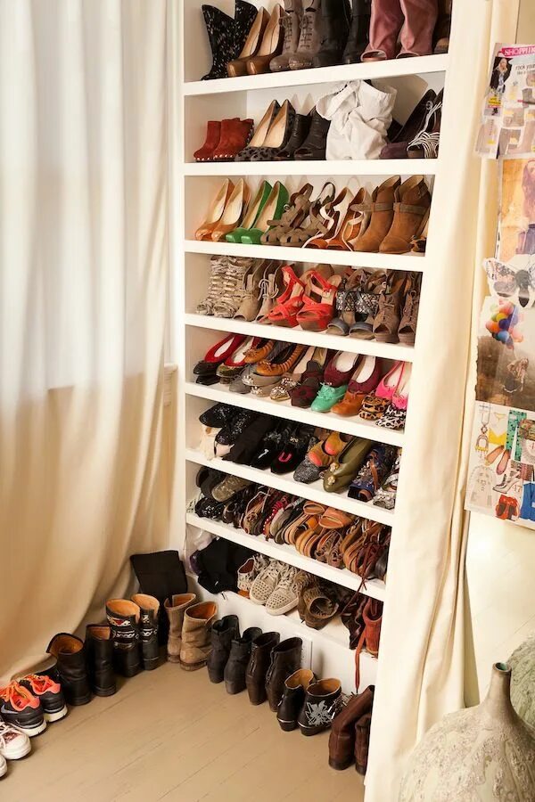 К чему снится обувь много. Полки для обуви в гардеробной. Обувной шкаф. Гардеробная с туфлями. Обувная полка для женских туфель.