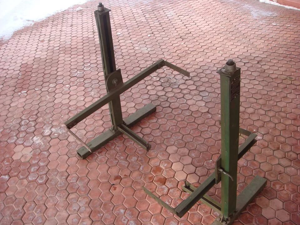 Опрокидыватель стрела ваз 2121. Опрокидыватель для машины ваз. Подъемник-опрокидыватель гидравлический для биг боксов. Подъемник опрокидыватель стрела. Подъемник опрокидыватель ваз 2101.