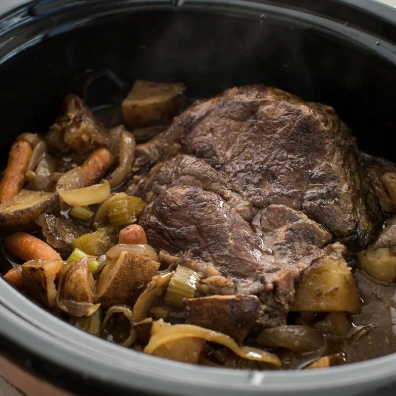 Свиная в мультиварке рецепты. Жареное мясо в мультиварке. говядина в медленноварке. свинина тушеная в мультиварке редмонд. свиные стейки в мультиварке.