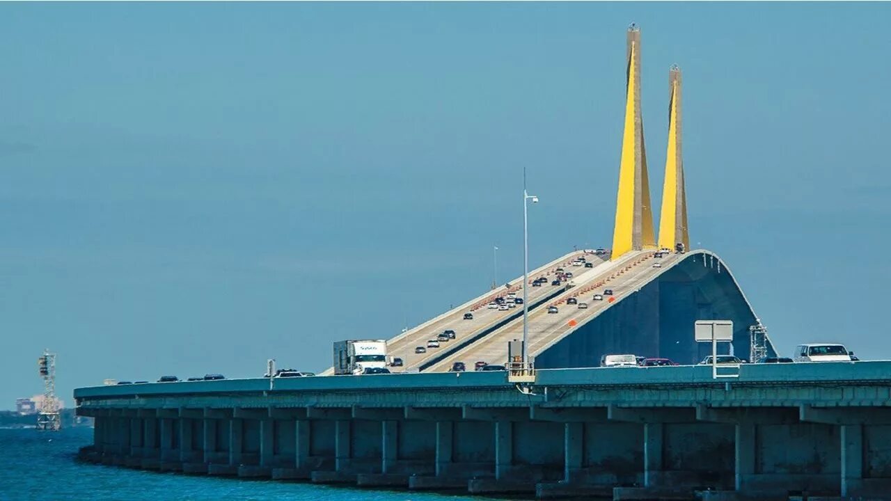 One of the most famous and most. Саншайн-скайуэй. famous bridges. мост делавэр. sunshine skyway bridge.