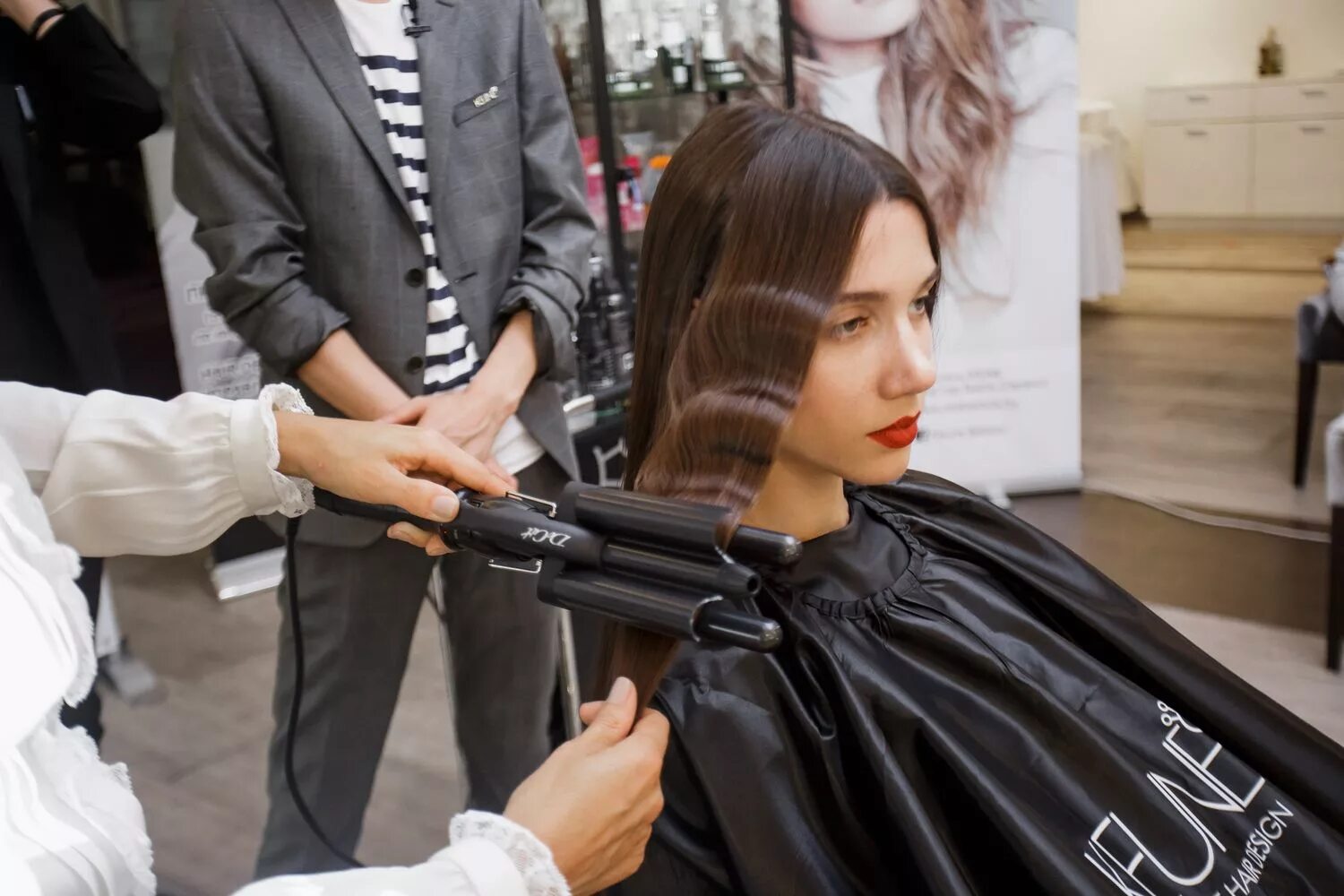 окрашивание волос в парикмахерской. стрижка в салоне. парикмахер мод. Keune ташкент руководитель. постижер в театре.