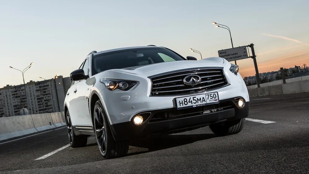 Телефон инфинити 40 про. Infiniti qx70. Инфинити qx70. Лексус qx70. Комплектации Infiniti qx70.