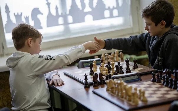 Динамо шахматы йошкар-ола. Ижевск школьники. Ижевск школьники. Самый молодой гроссмейстер по шахматам. Шахматы среди школьников.