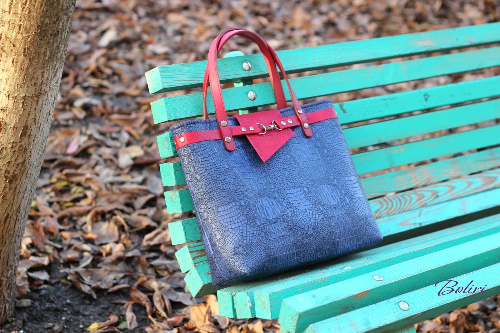 Сумка на скамейке. Найти сумку на улице. Найти сумку на улице. Украл сумку. Найти сумку на улице.