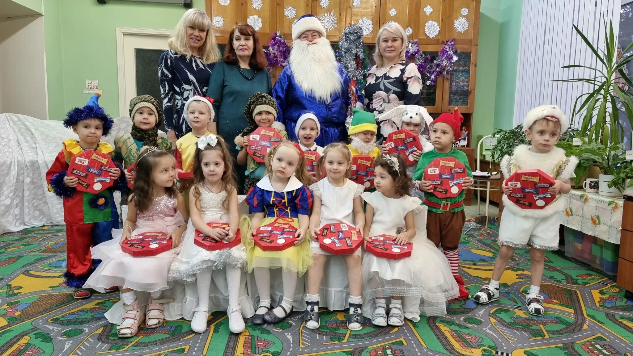 новогодняя елка для детей. новогодние утренники подарки. омск 2020 арлекин. елки в детском саду 2021 у малышей. новогодняя елка для детей.