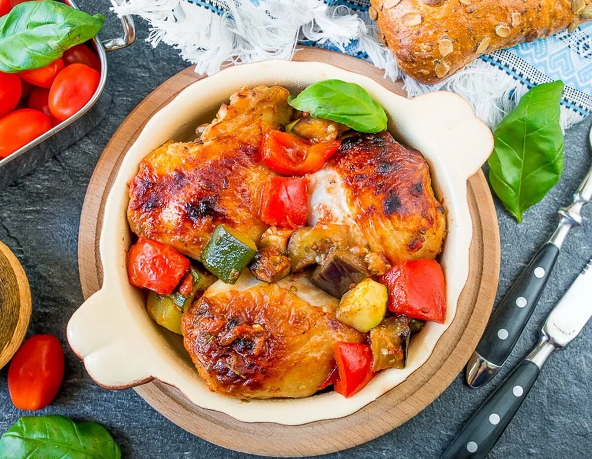 С какими овощами запекать курицу
