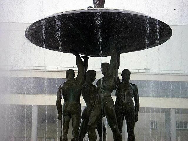 атланты ростов на дону. фонтан атланты на театральной площади ростов-на-дону. фонтан атланты ростов на дону. фонтан атланты ростов на дону. фонтан вучетича в ростове.