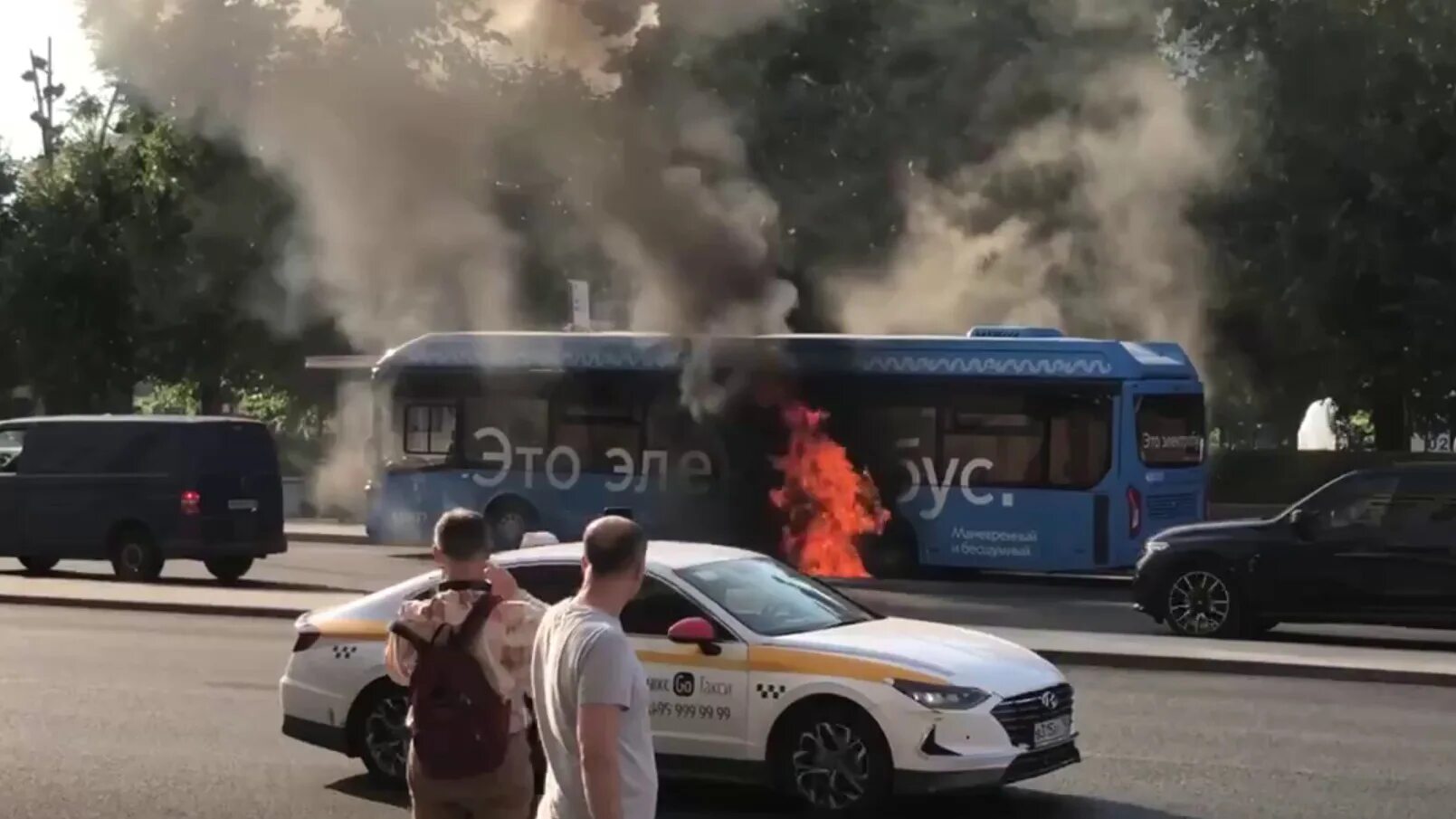 6 августа 2021. Электробус пожар. Сгорел электробус в Москве сегодня.