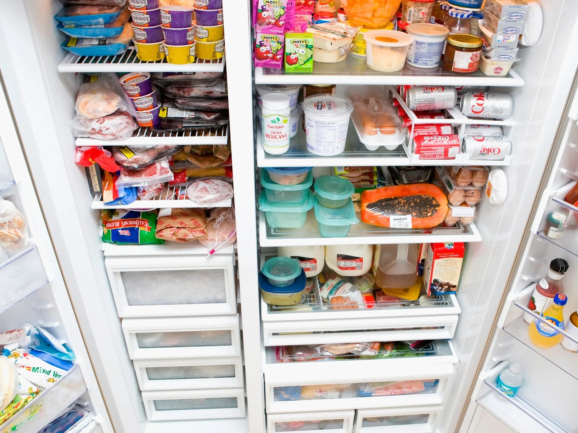 Холодильник с продуктами. Полный холодильник продуктов. Холодильник с едой. Хранение в холодильнике.