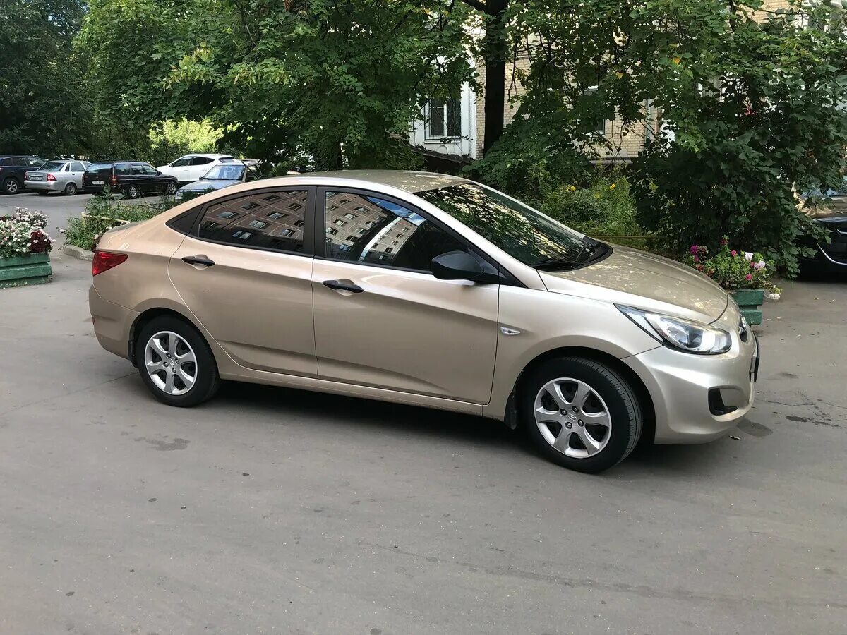 Хендай бежевого цвета. Hyundai solaris бежевый 2011. Хендай солярис 2013 бежево. Hyundai solaris i 2011. Солярис хэтчбек 2014 бежевый.