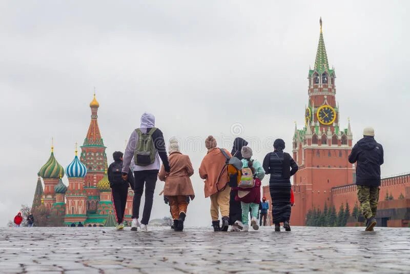 Хочешь увидеть москву. Россия путешествия. Иностранцы в России. Группа туристов на красной площади. Красная площадь новый год 2022 мигранты.